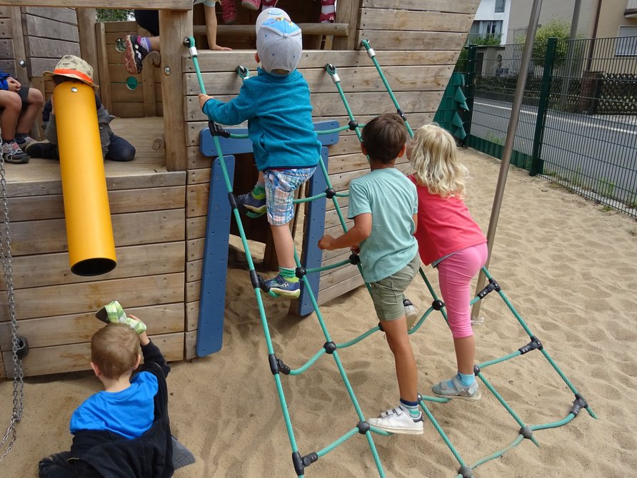 Spielschiff im Garten